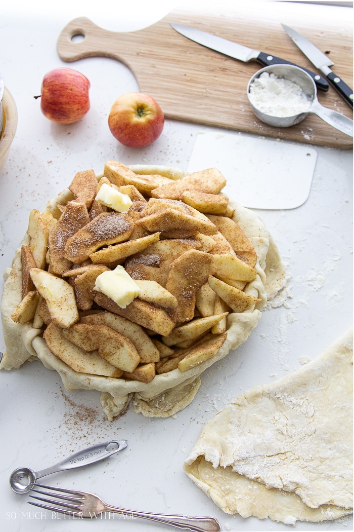 The apples piled high up in the pie crust.