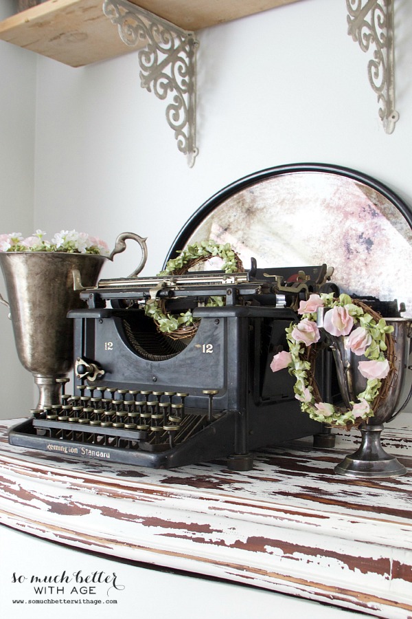  Old typewriter and spring wreaths. 