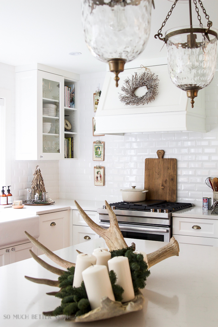 https://somuchbetterwithage.com/wp-content/uploads/2015/11/christmas-kitchen-tour-white-greenery-antlers-103.jpg