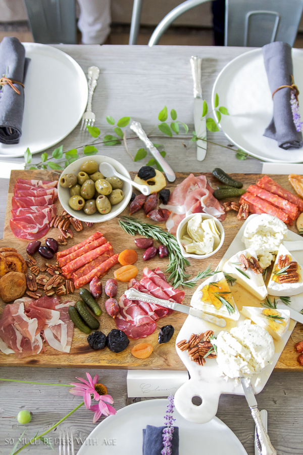 A birds eye view of the charcuterie board.