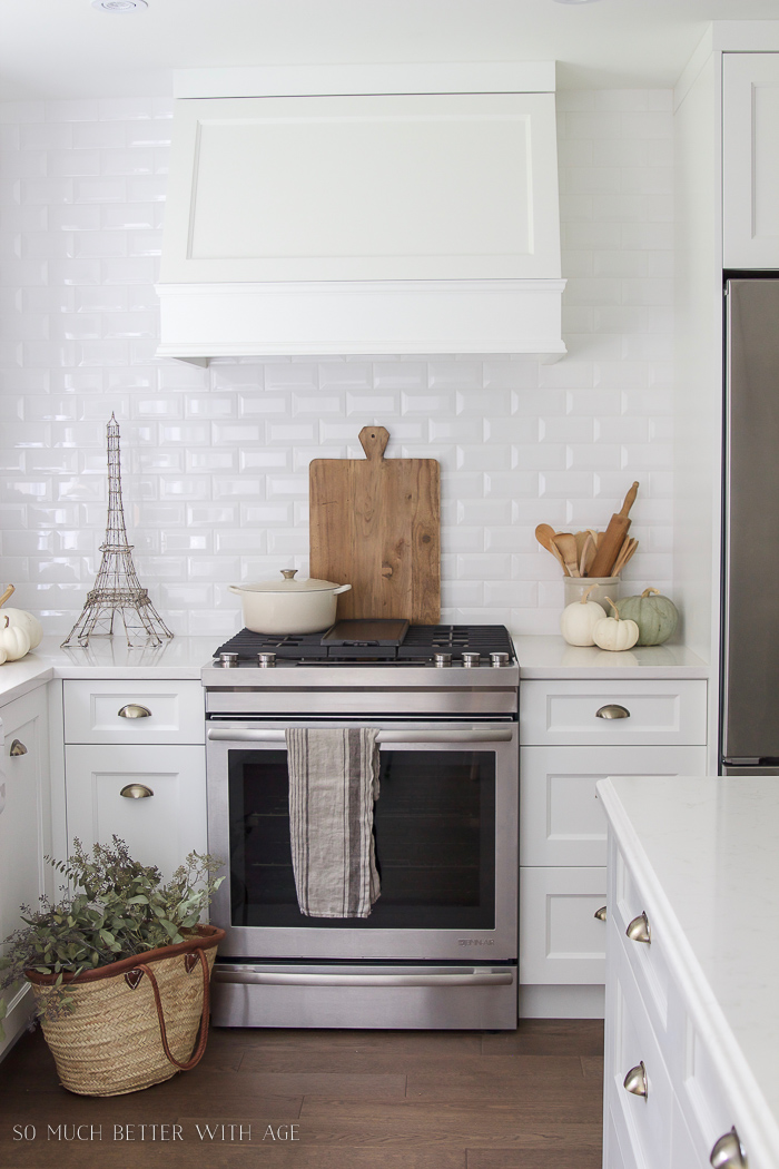  White pumpkins decorate the whate kitchen counters.