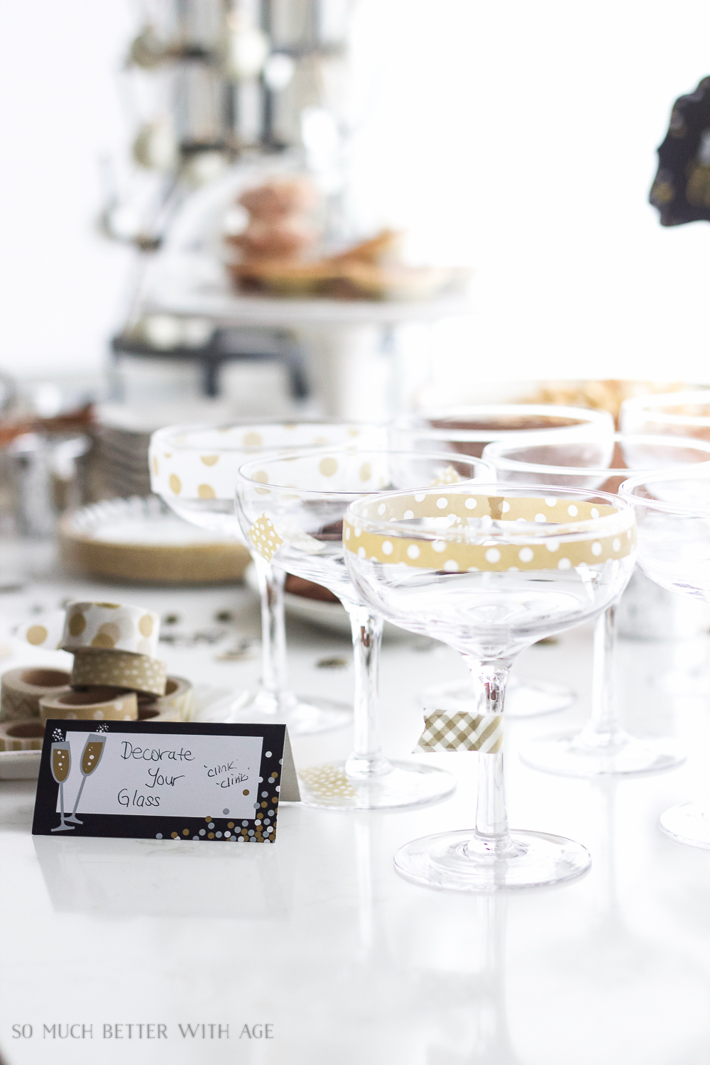  The champagne glasses decorated with the washi tape in gold.