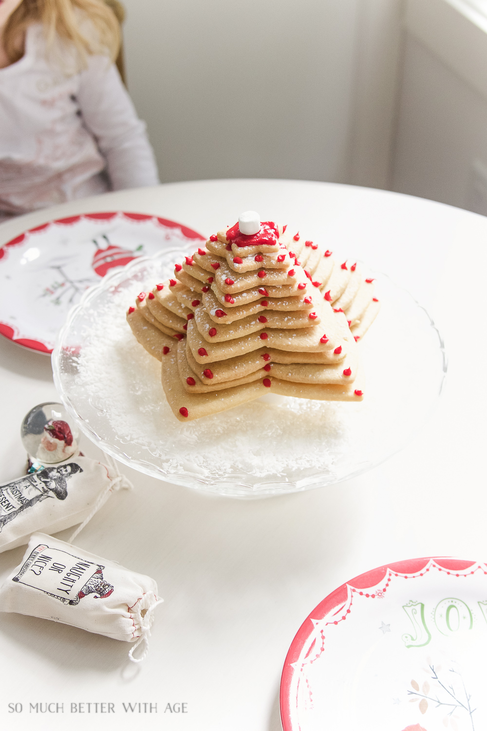 Red icing and icing sugar on the cookie tree.