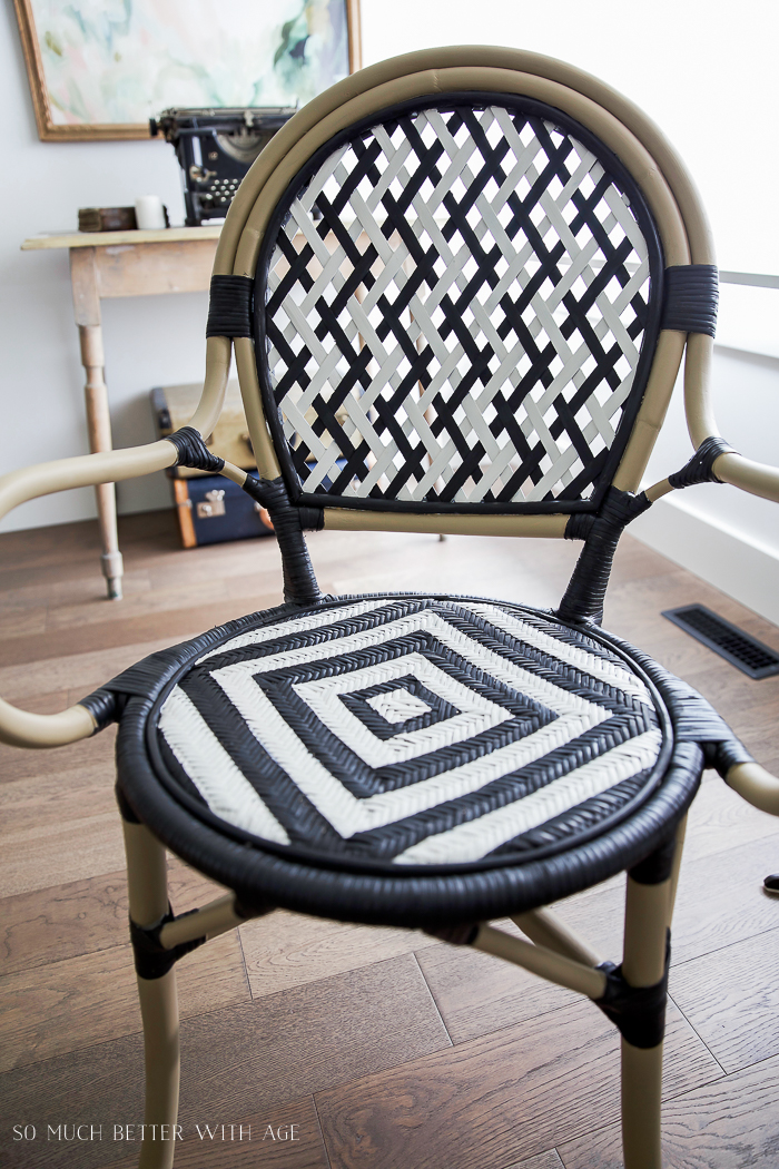 The black and white paint on the lattice and the back of the chair.