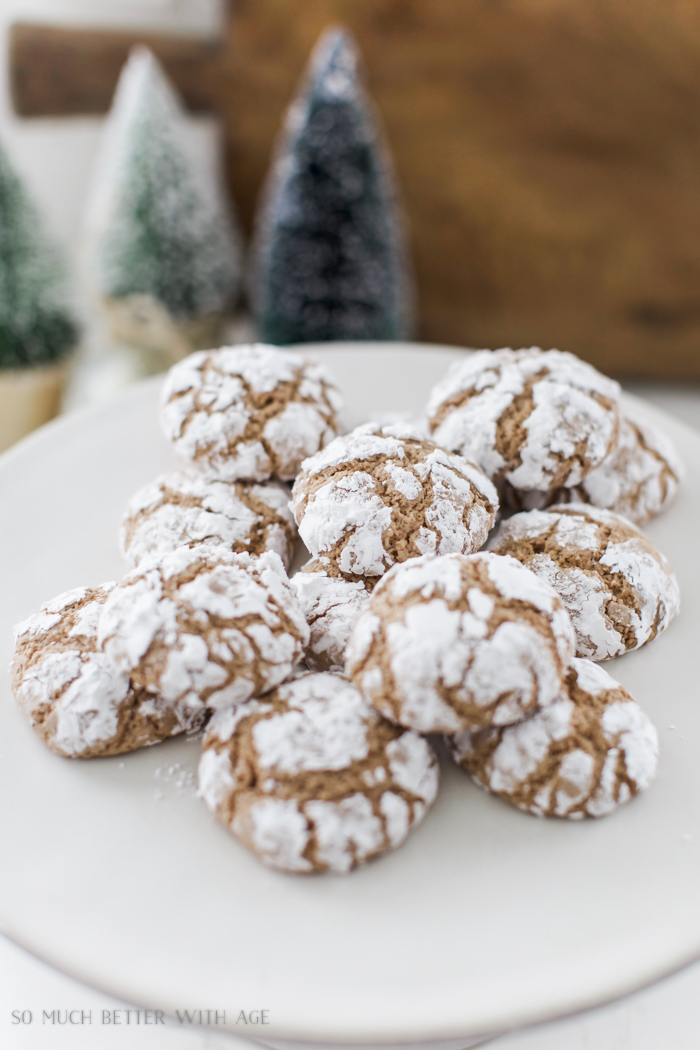 There is icing sugar on top of the crinkle cookies.