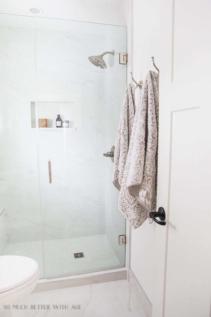 Small bathroom renovation and 13 tips to make it feel luxurious/porcelain looks like marble - So Much Better With Age