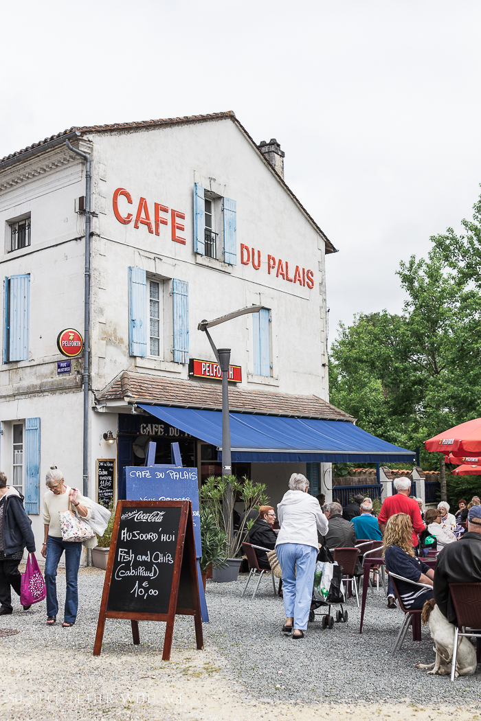 A French cafe where people are outside having lunch.