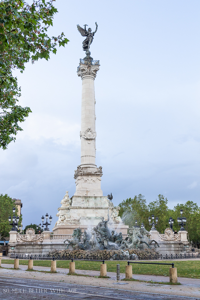 A large fountain close by to the hotel in Bordeaux.
