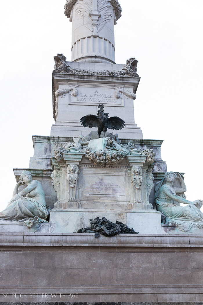 The fountain in Bordeaux with a plaque on it.